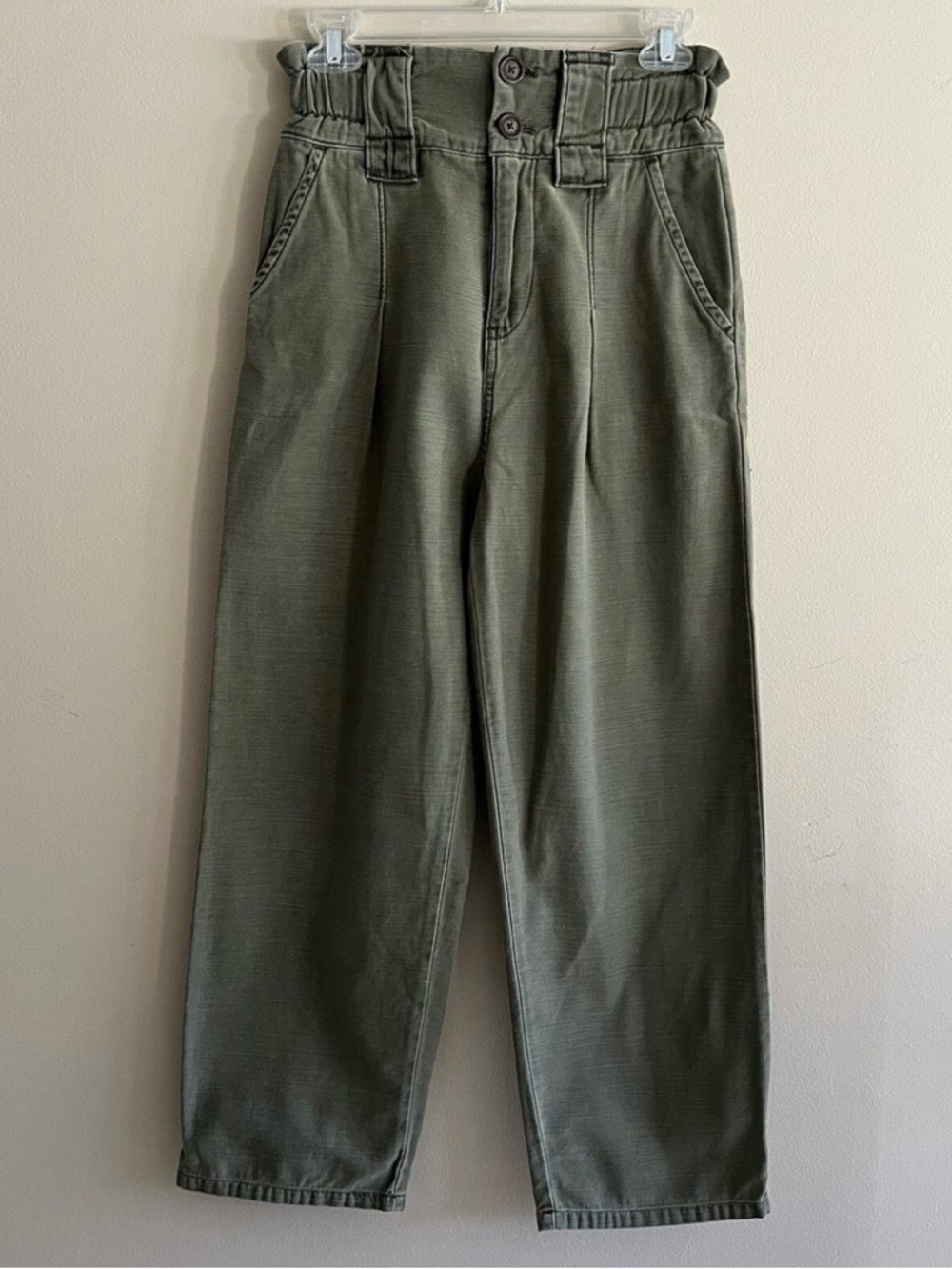 Free People Pants Women's Size
2 Army Green High Rise Pleated Pants
